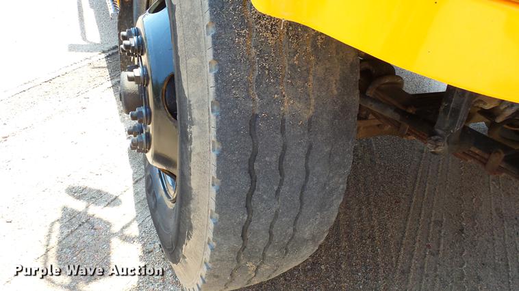 image for item ET9345 2002 International 4900 Crew Cab dump truck