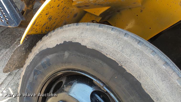 image for item ET9345 2002 International 4900 Crew Cab dump truck