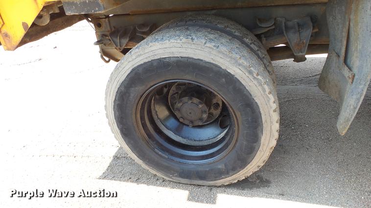 image for item ET9345 2002 International 4900 Crew Cab dump truck