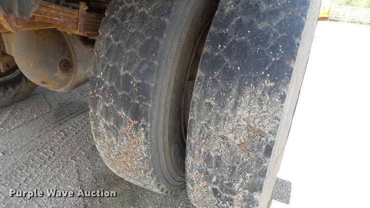 image for item ET9345 2002 International 4900 Crew Cab dump truck