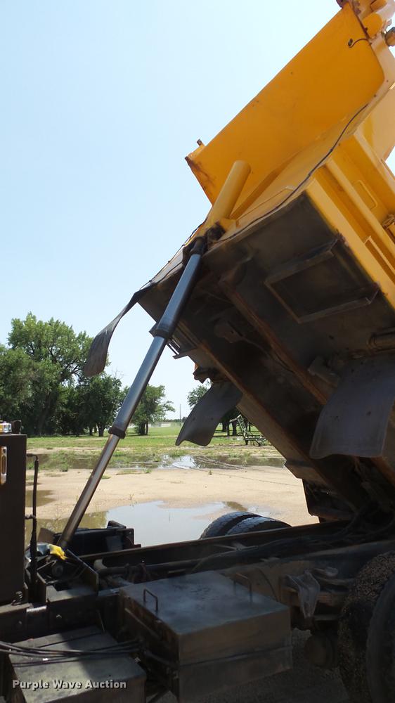 image for item ET9345 2002 International 4900 Crew Cab dump truck