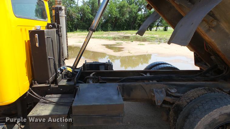image for item ET9345 2002 International 4900 Crew Cab dump truck