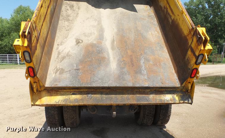 image for item ET9345 2002 International 4900 Crew Cab dump truck
