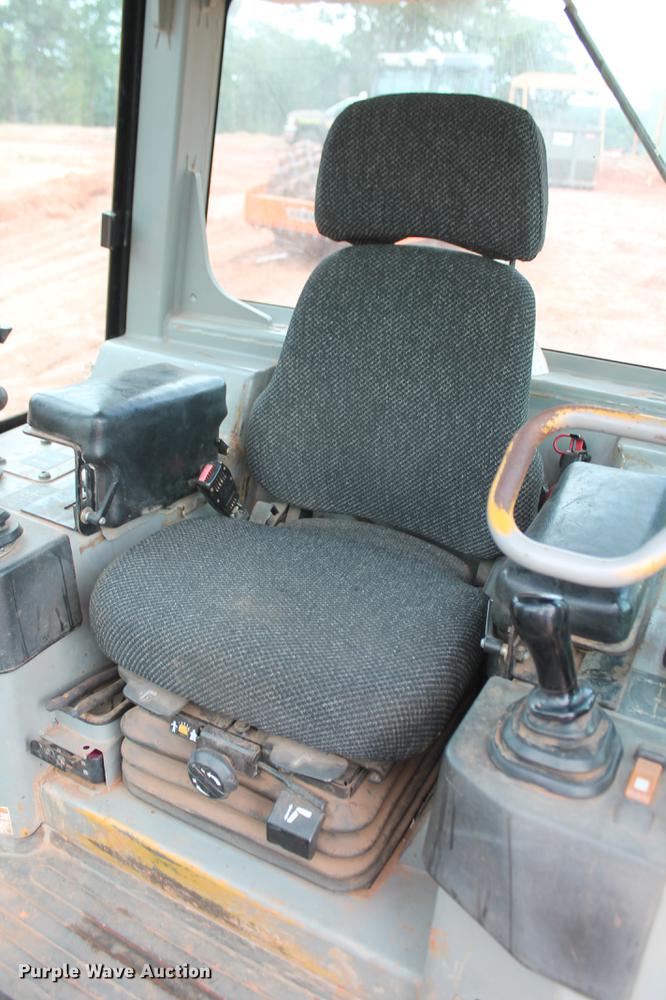 image for item DD5246 2006 Caterpillar D5G LGP dozer