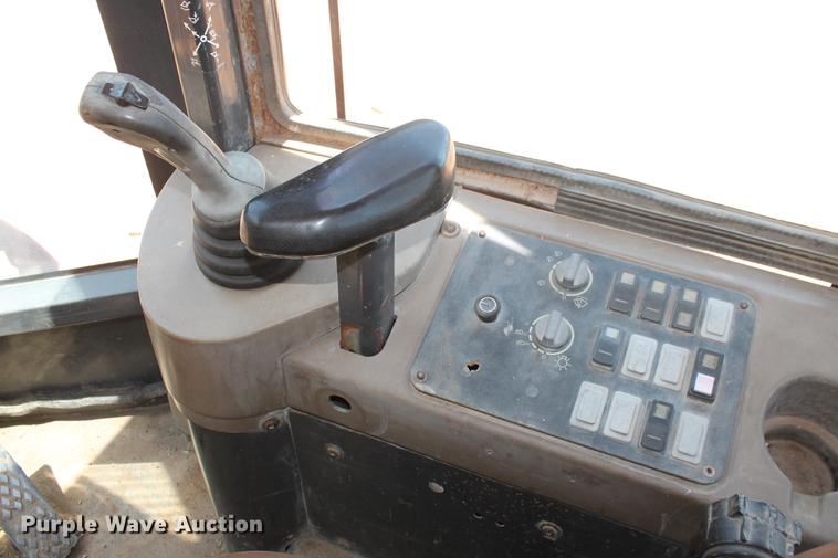 image for item DD5253 2004 Case 621D wheel loader