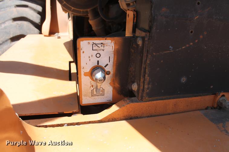 image for item DD5253 2004 Case 621D wheel loader