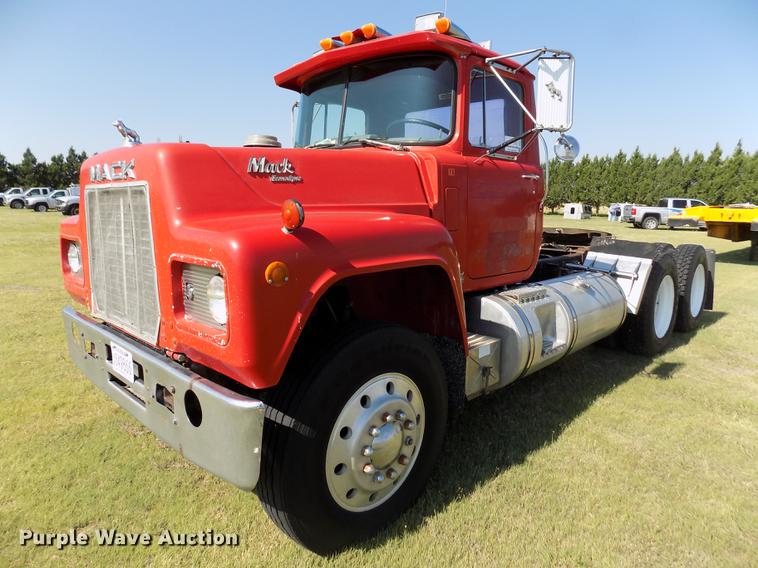 image for item DD5766 1986 Mack Econodyne R688ST semi truck