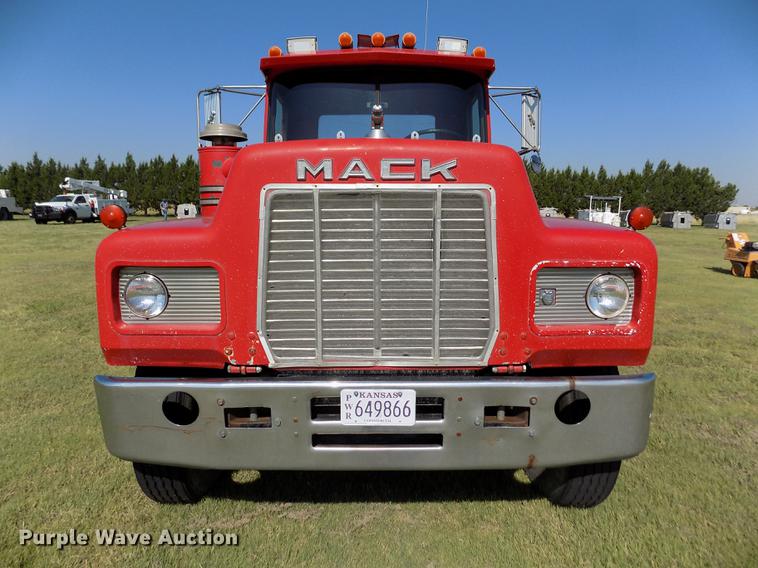 image for item DD5766 1986 Mack Econodyne R688ST semi truck