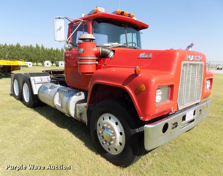 image for item DD5766 1986 Mack Econodyne R688ST semi truck