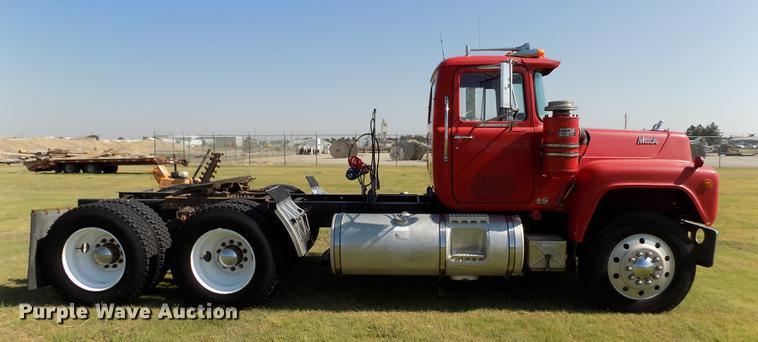 image for item DD5766 1986 Mack Econodyne R688ST semi truck