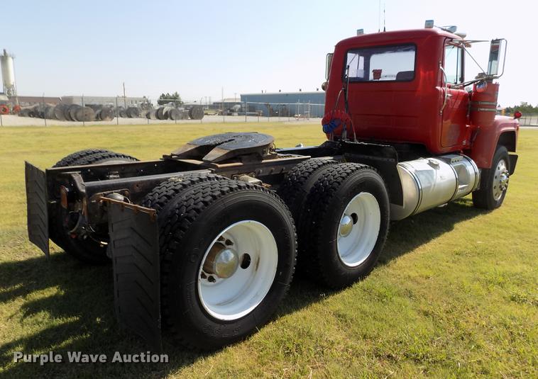 image for item DD5766 1986 Mack Econodyne R688ST semi truck