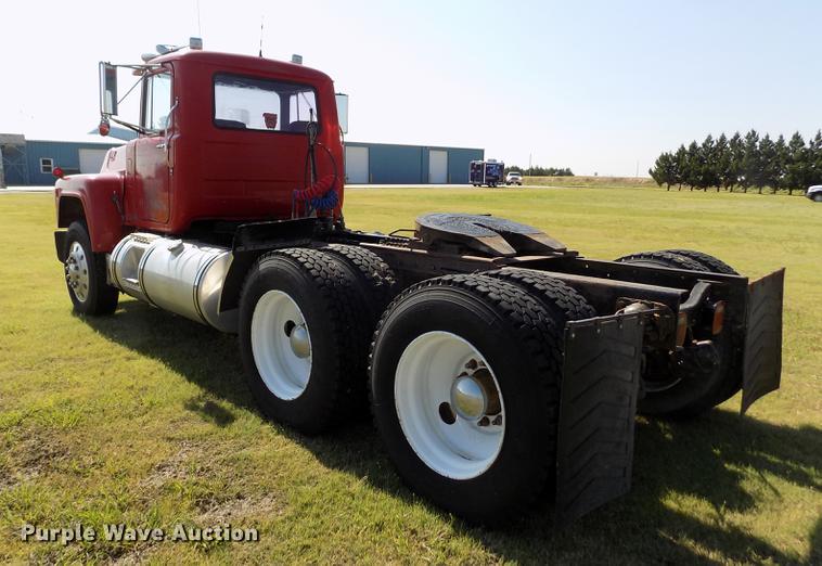 image for item DD5766 1986 Mack Econodyne R688ST semi truck