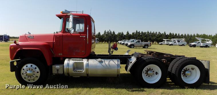 image for item DD5766 1986 Mack Econodyne R688ST semi truck