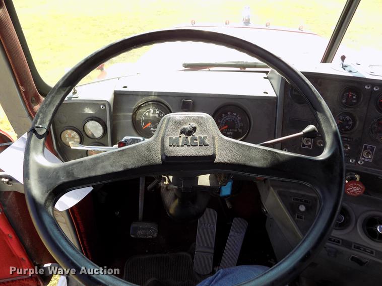 image for item DD5766 1986 Mack Econodyne R688ST semi truck