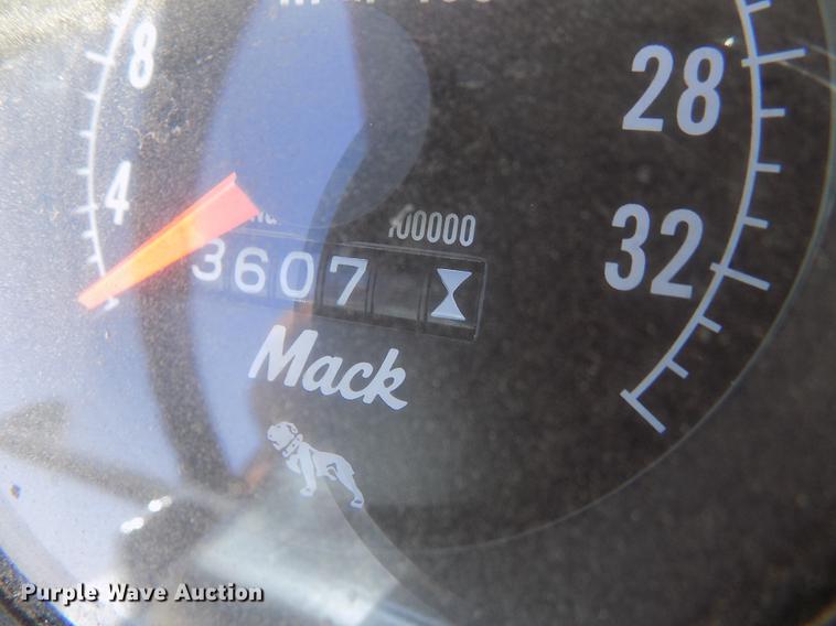 image for item DD5766 1986 Mack Econodyne R688ST semi truck