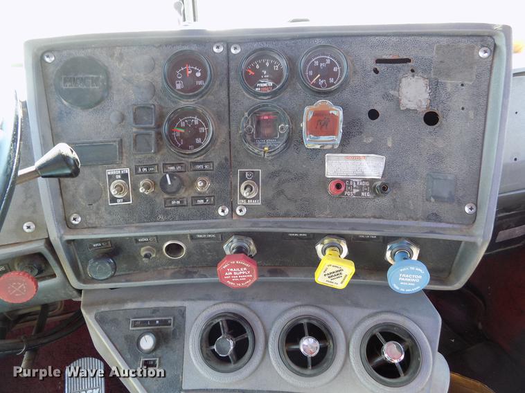 image for item DD5766 1986 Mack Econodyne R688ST semi truck