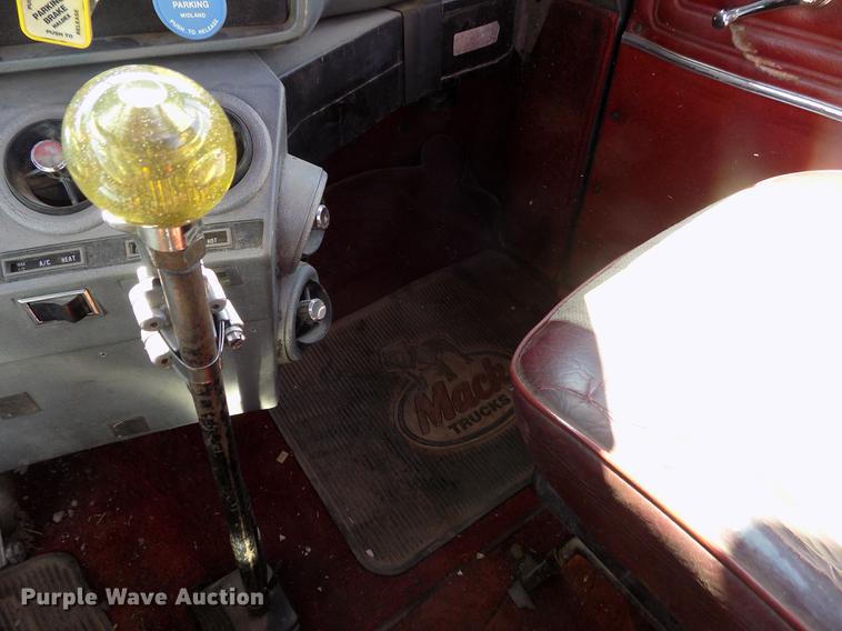 image for item DD5766 1986 Mack Econodyne R688ST semi truck