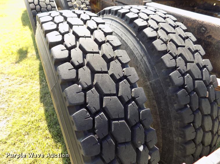 image for item DD5766 1986 Mack Econodyne R688ST semi truck