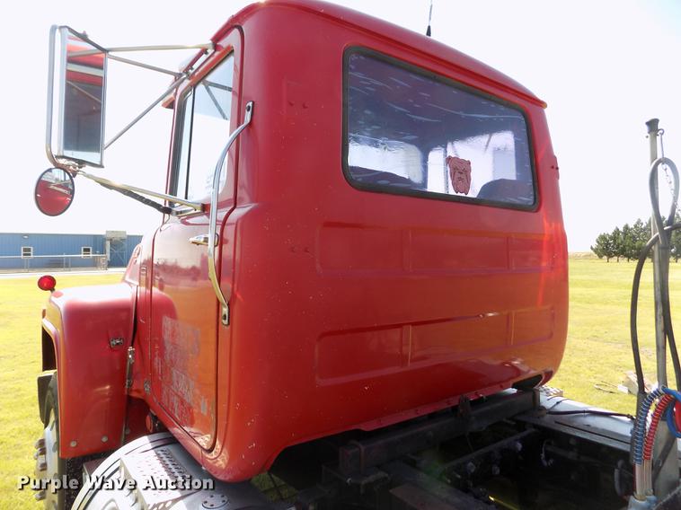 image for item DD5766 1986 Mack Econodyne R688ST semi truck