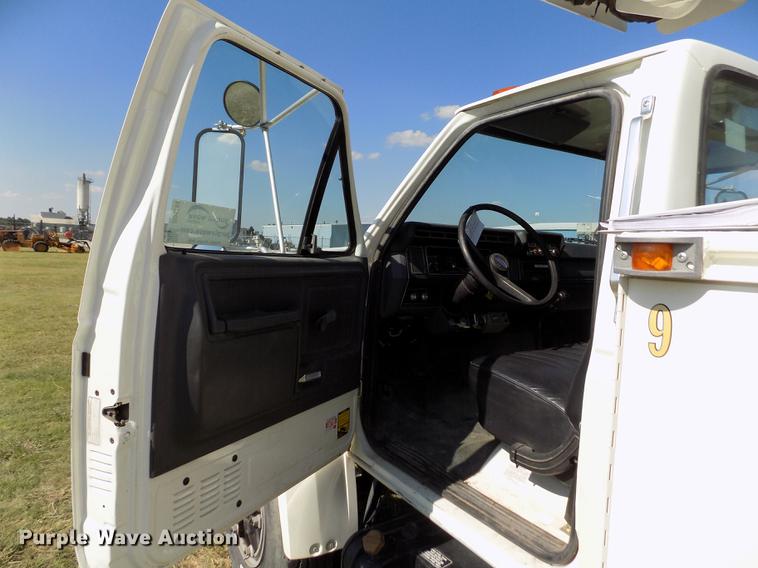 image for item DD5784 1994 Ford F700 bucket truck