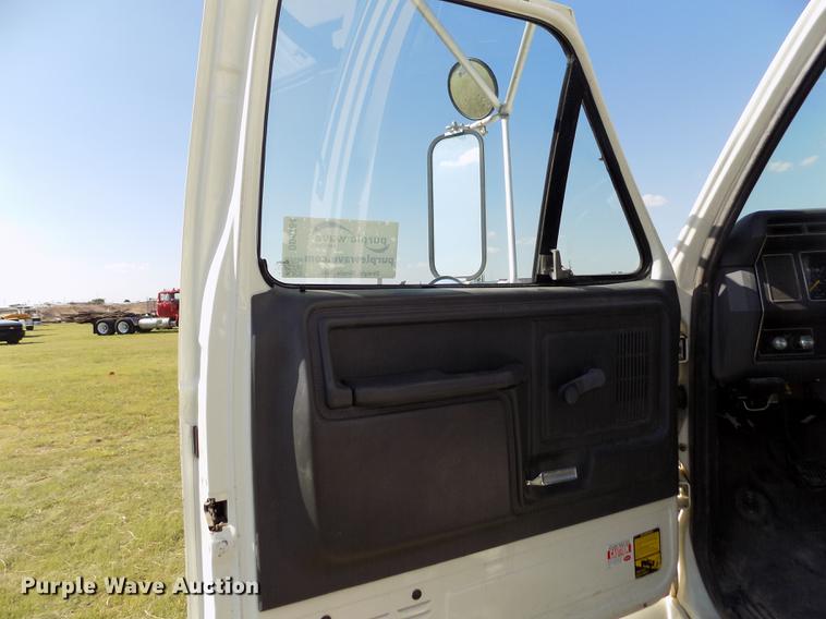 image for item DD5784 1994 Ford F700 bucket truck