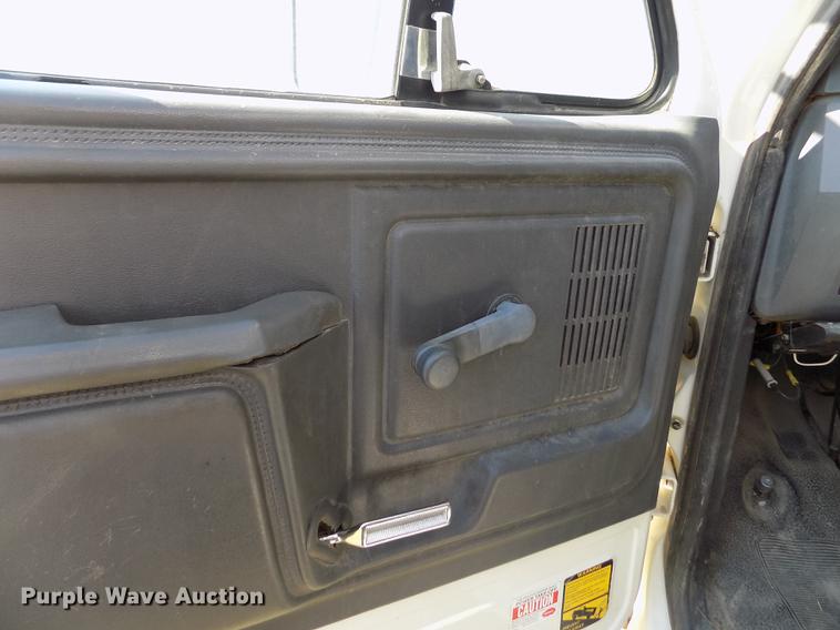 image for item DD5784 1994 Ford F700 bucket truck