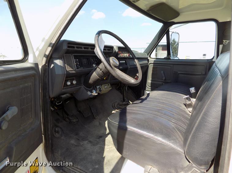 image for item DD5784 1994 Ford F700 bucket truck