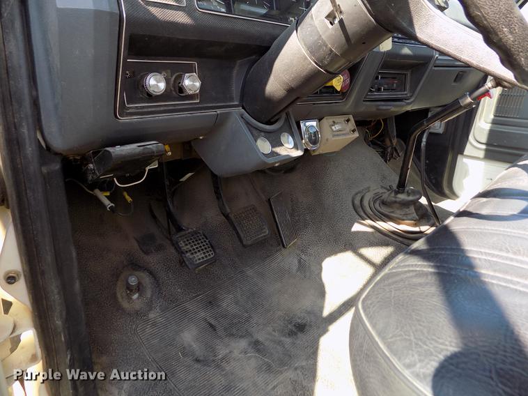 image for item DD5784 1994 Ford F700 bucket truck