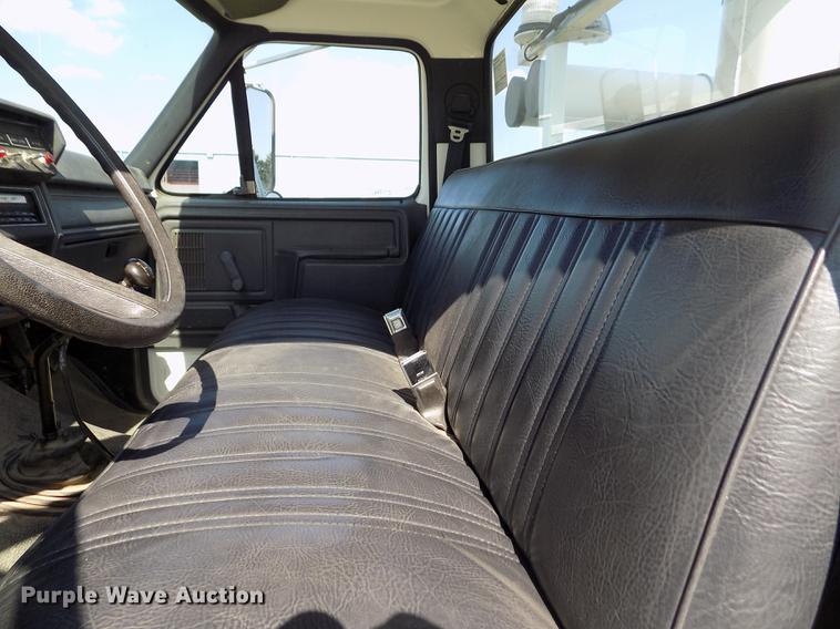 image for item DD5784 1994 Ford F700 bucket truck