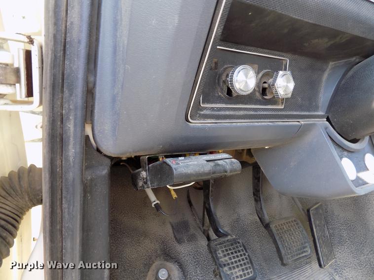 image for item DD5784 1994 Ford F700 bucket truck