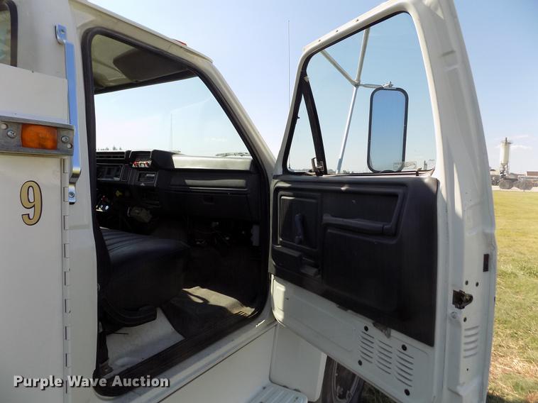 image for item DD5784 1994 Ford F700 bucket truck