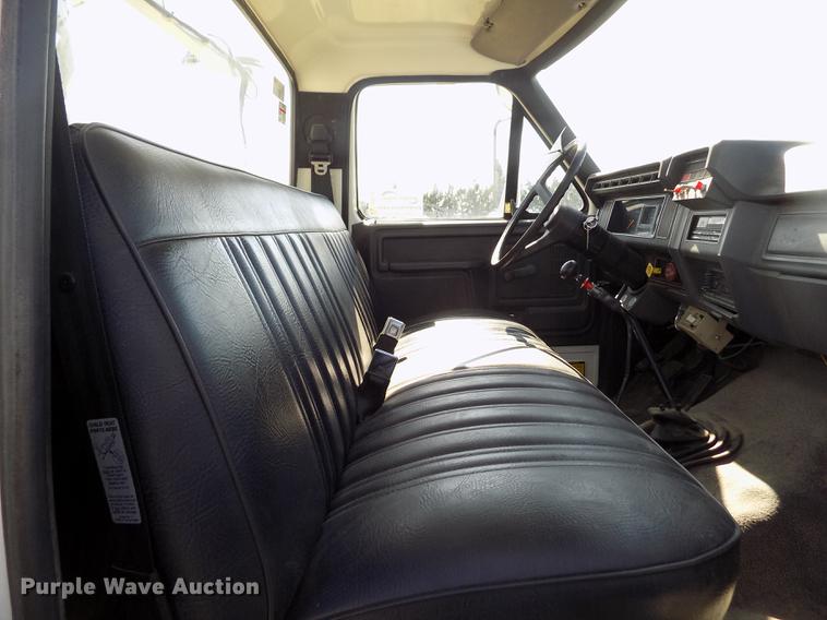 image for item DD5784 1994 Ford F700 bucket truck