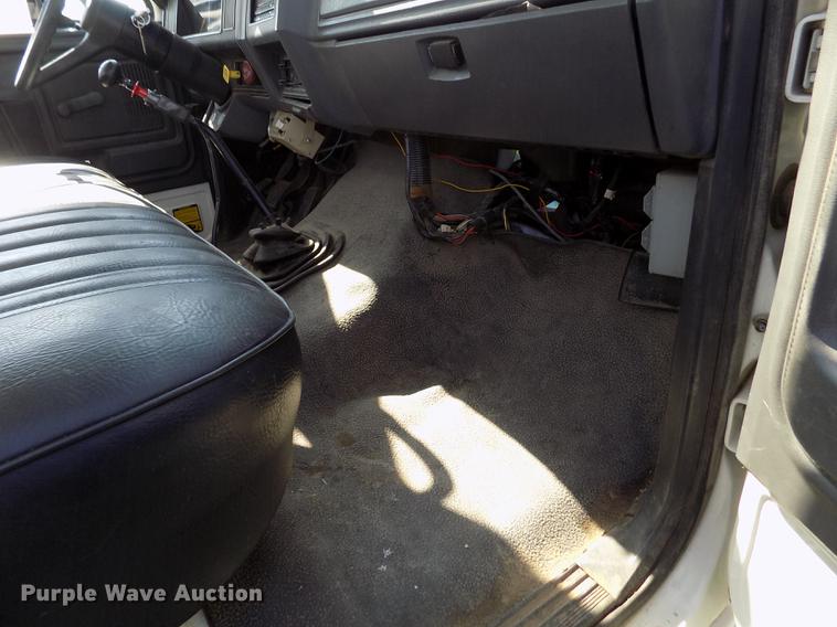 image for item DD5784 1994 Ford F700 bucket truck