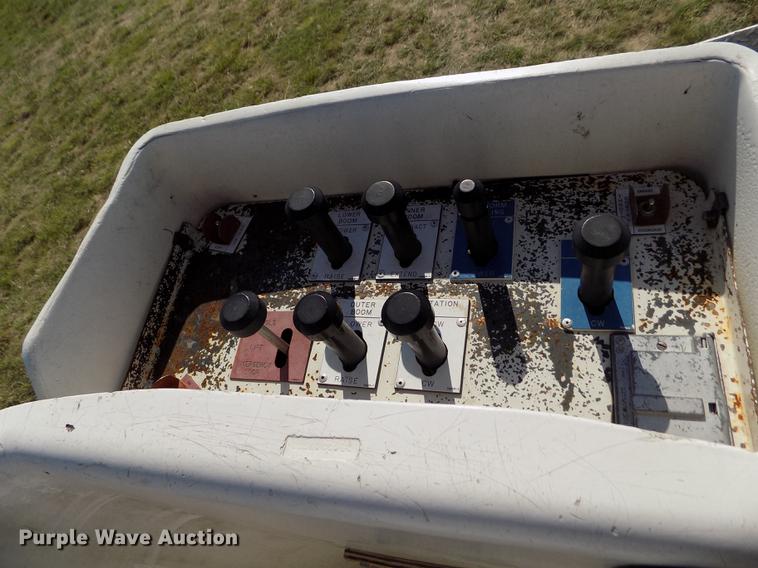 image for item DD5784 1994 Ford F700 bucket truck