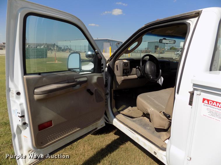 image for item DD5785 2004 Ford F450 Super Duty XL bucket truck