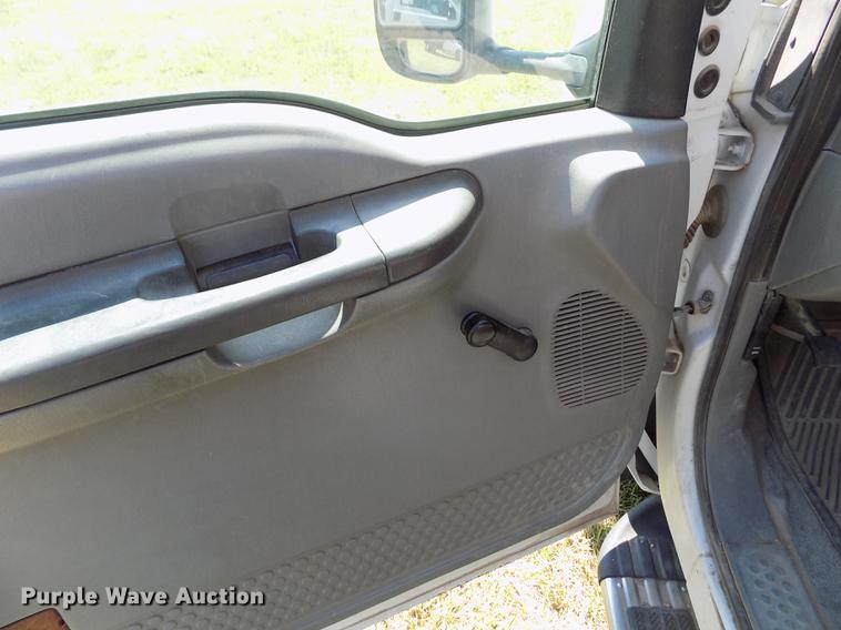 image for item DD5786 2002 Ford F550 Super Duty bucket truck