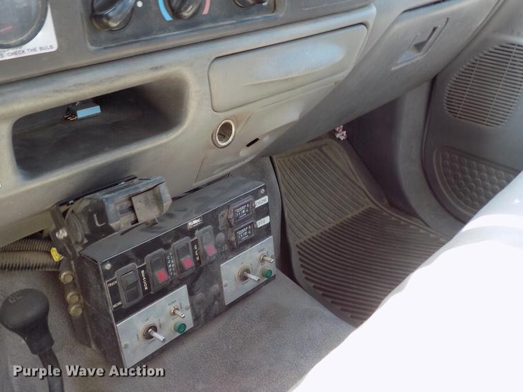 image for item DD5786 2002 Ford F550 Super Duty bucket truck