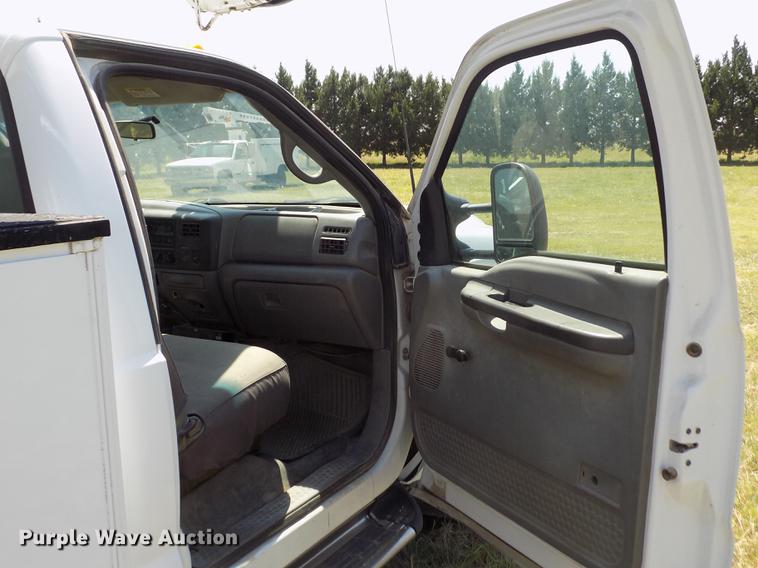 image for item DD5786 2002 Ford F550 Super Duty bucket truck
