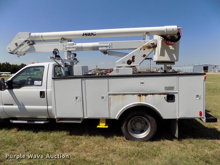 image for item DD5786 2002 Ford F550 Super Duty bucket truck