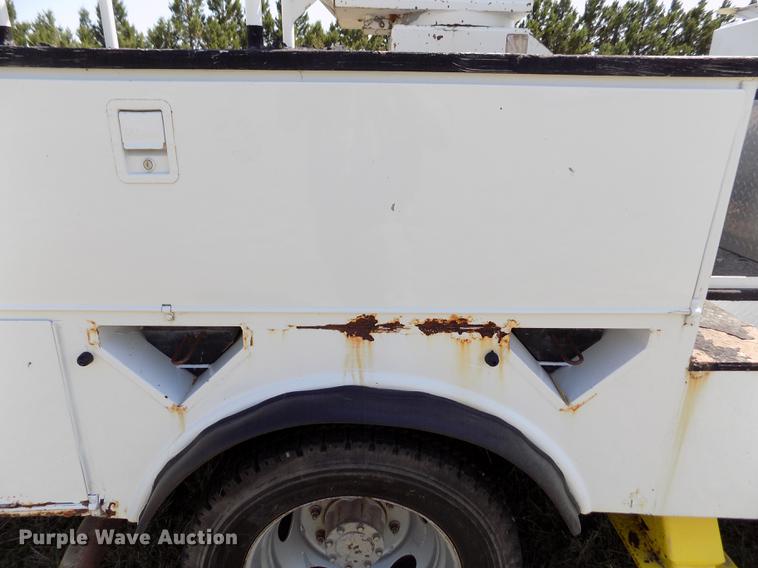 image for item DD5786 2002 Ford F550 Super Duty bucket truck