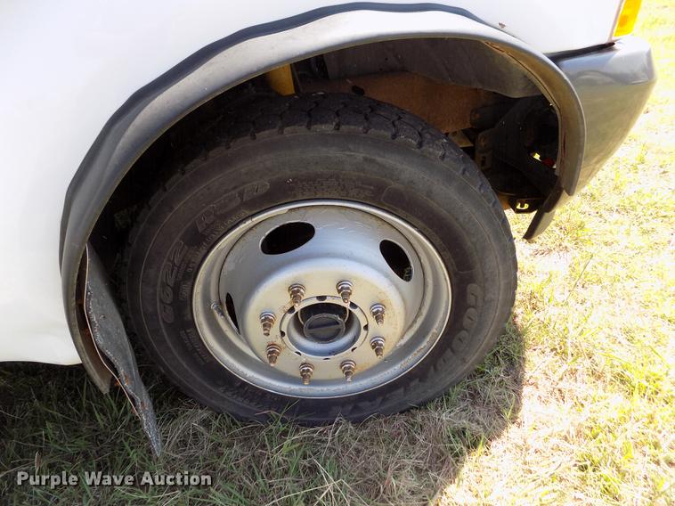 image for item DD5786 2002 Ford F550 Super Duty bucket truck