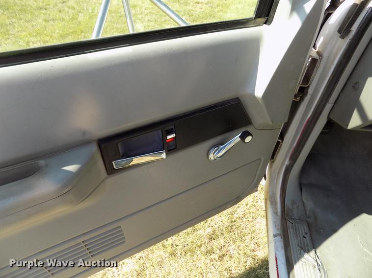 image for item DD5787 1994 Chevrolet C3500 bucket truck