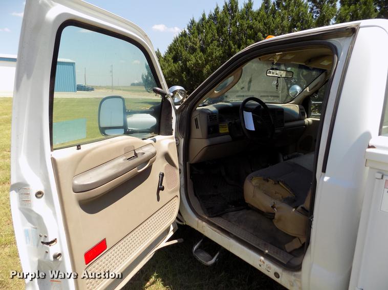 image for item DD5789 2004 Ford F450 Super Duty XL bucket truck