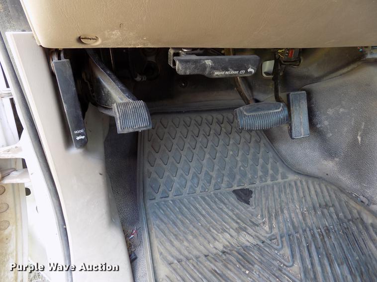 image for item DD5789 2004 Ford F450 Super Duty XL bucket truck