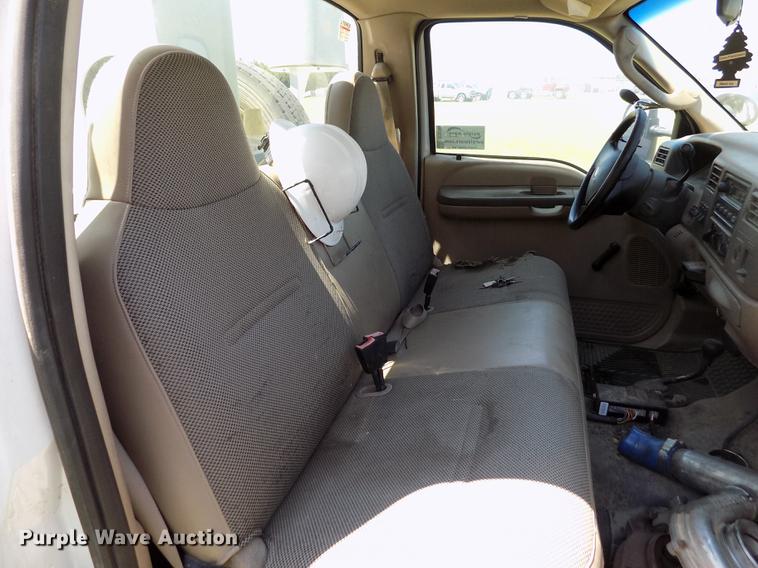 image for item DD5789 2004 Ford F450 Super Duty XL bucket truck