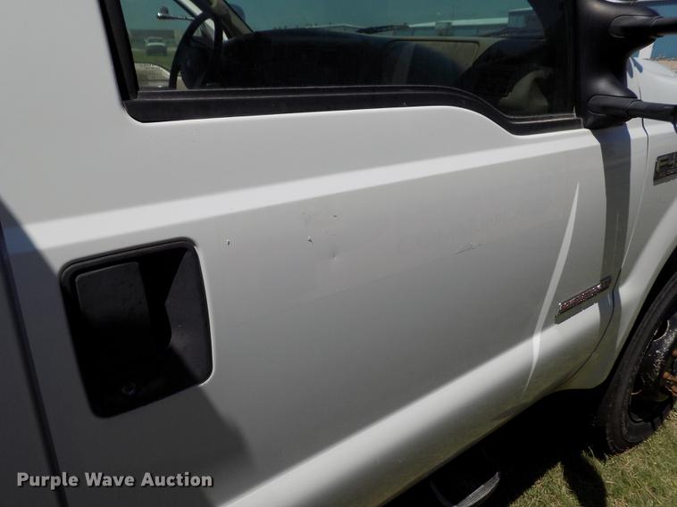 image for item DD5789 2004 Ford F450 Super Duty XL bucket truck