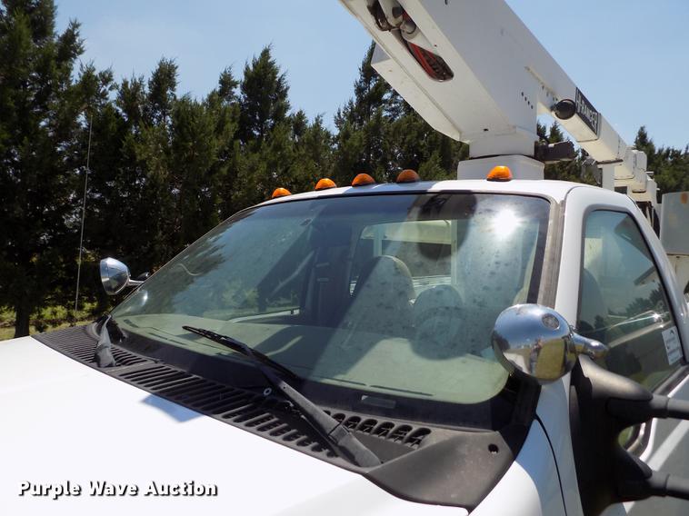 image for item DD5789 2004 Ford F450 Super Duty XL bucket truck