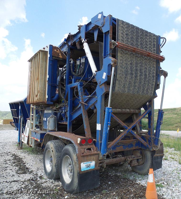 image for item DD8583 2002 Peterson Pacific HC-2400-B horizontal grinder