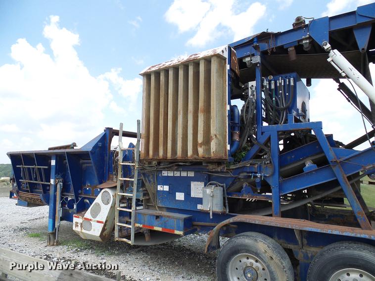 image for item DD8583 2002 Peterson Pacific HC-2400-B horizontal grinder