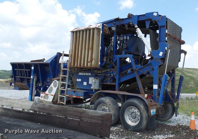 image for item DD8583 2002 Peterson Pacific HC-2400-B horizontal grinder